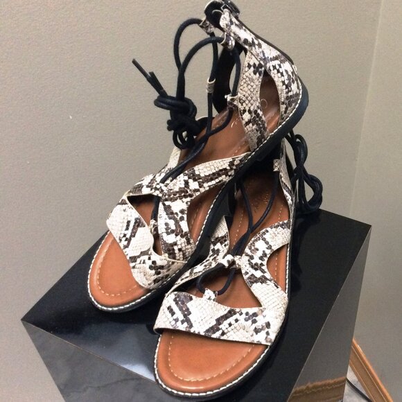 CROWN VINTAGE Gladiator Sandals Faux Snakeskin Flat Lace-ups Size 8M LIKE NEW! - Picture 2 of 7